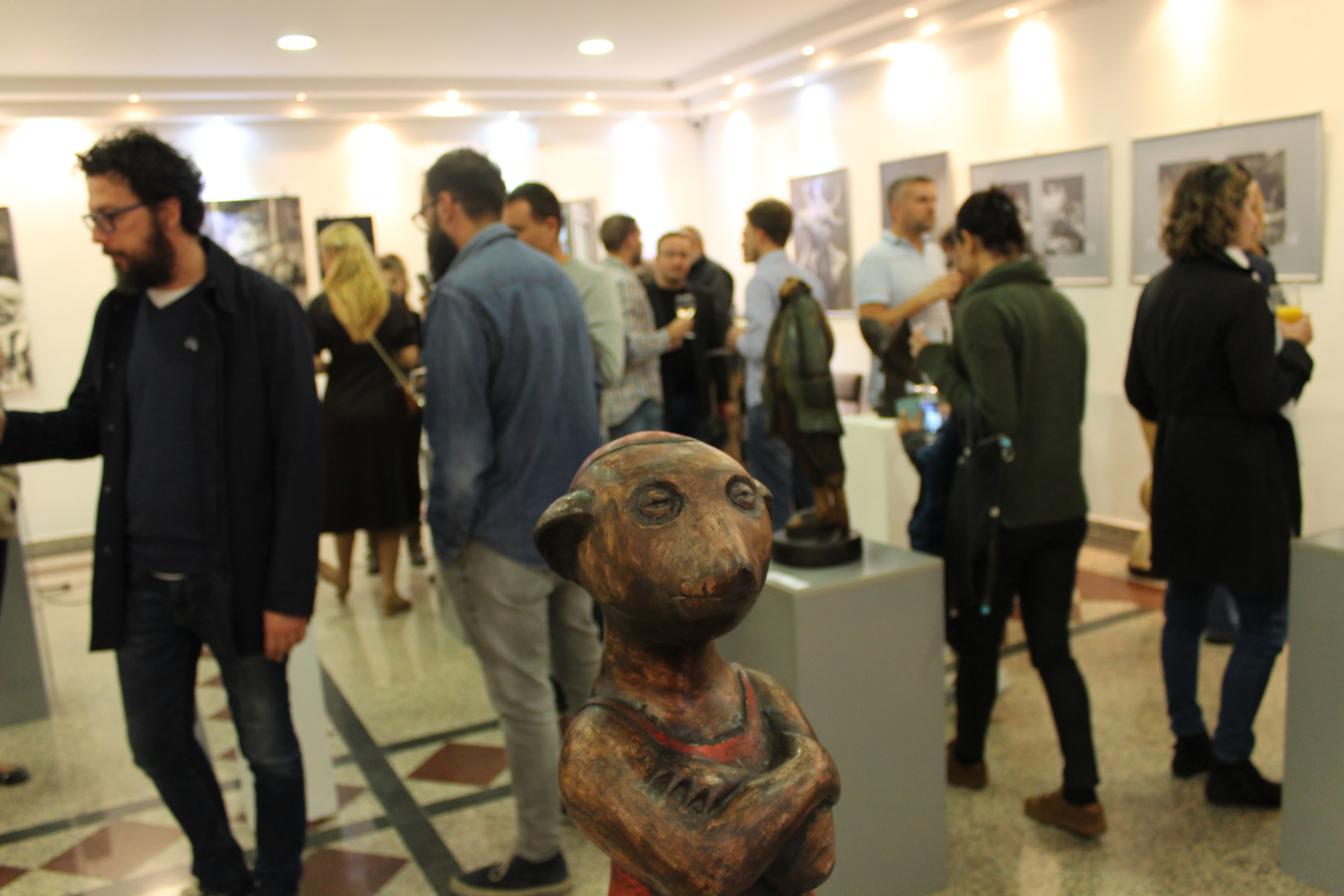 Отворена изложба цртежа и скулптура “Бити онај други” у оквиру Недеље културе на Врачару
